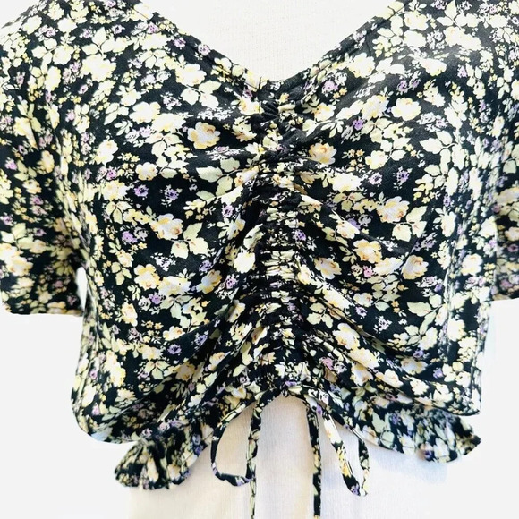 NWT SO GOODS FOR LIFE Juniors Short Sleeve Pullover V-Neck Floral Black Top Sz L - Picture 3 of 11